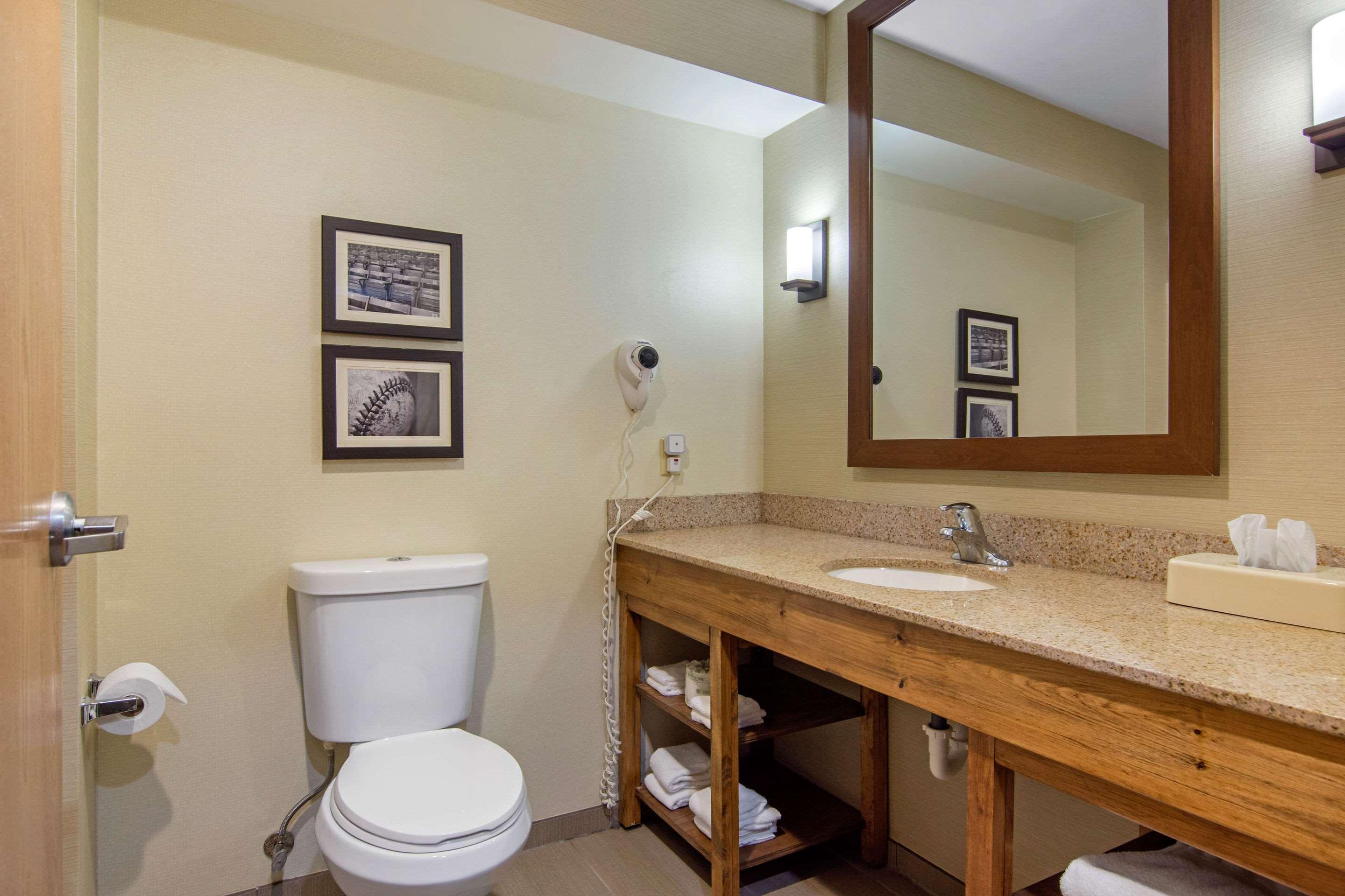Comfort Inn & Suites Cooperstown - Milford Bagian luar foto
