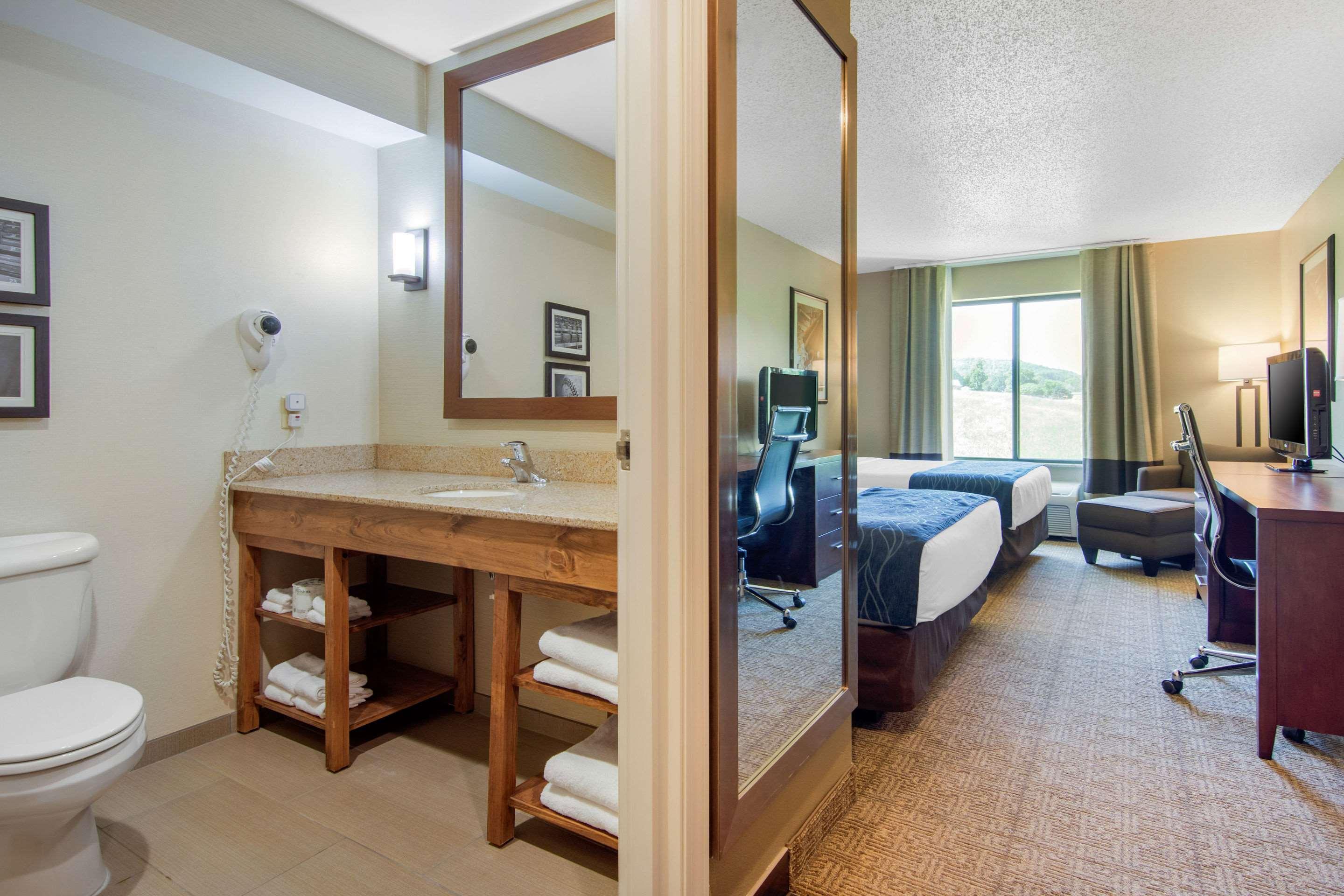 Comfort Inn & Suites Cooperstown - Milford Bagian luar foto